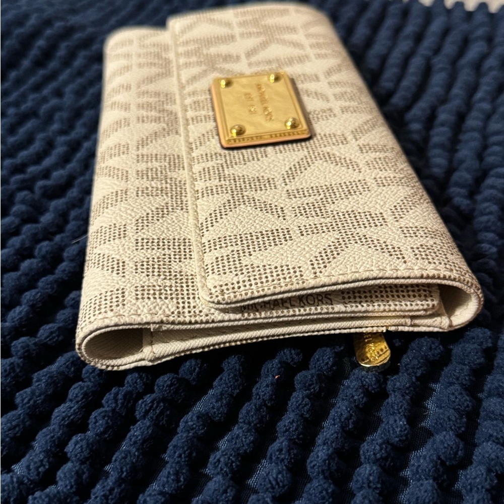 Michael Kors Cream Wallet with Gold Accents - Picture 4 of 10